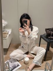 Bộ Pyjama Lụa Vân Xước Trắng Viền Đen Thêu Logo Sang Trọng Shury Store Home Wear TD15 Size M L XL