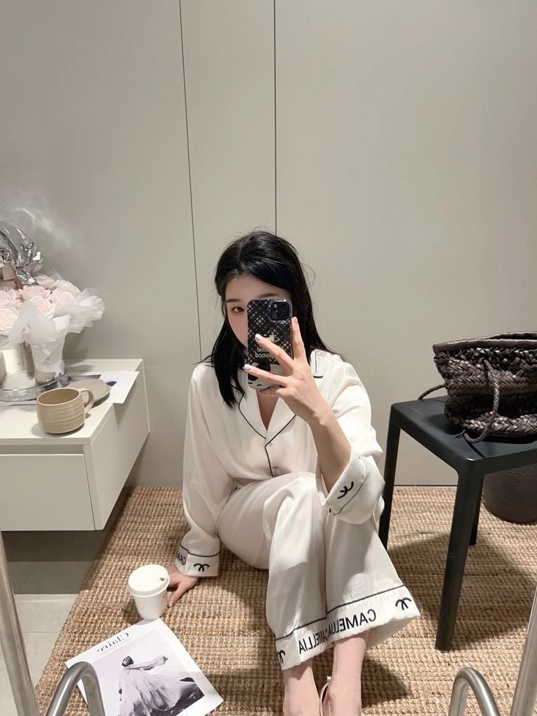 Bộ Pyjama Lụa Vân Xước Trắng Viền Đen Thêu Logo Sang Trọng Shury Store Home Wear TD15 Size M L XL