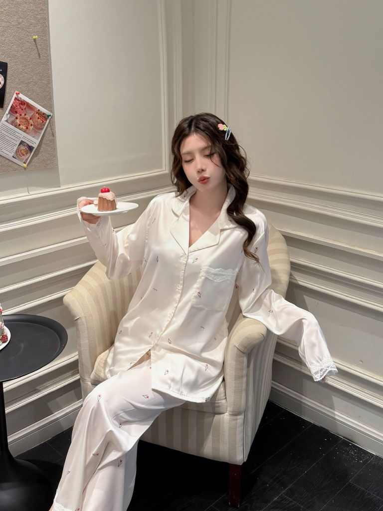 Pyjama Lụa Băng TD25 Shury Store Home Wear Bộ đồ ngủ lụa băng tay dài ren họa tiết hoa nền trắng kem