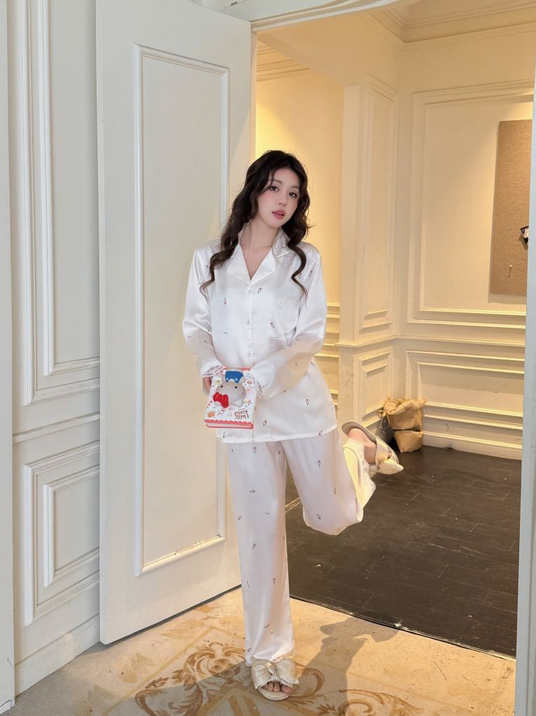 Pyjama Lụa Băng TD25 Shury Store Home Wear Bộ đồ ngủ lụa băng tay dài ren họa tiết hoa nền trắng kem