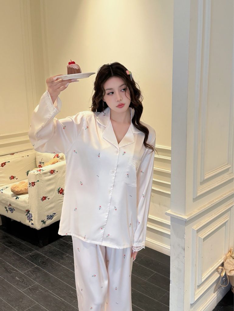 Pyjama Lụa Băng TD25 Shury Store Home Wear Bộ đồ ngủ lụa băng tay dài ren họa tiết hoa nền trắng kem