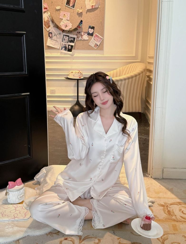 Pyjama Lụa Băng TD25 Shury Store Home Wear Bộ đồ ngủ lụa băng tay dài ren họa tiết hoa nền trắng kem