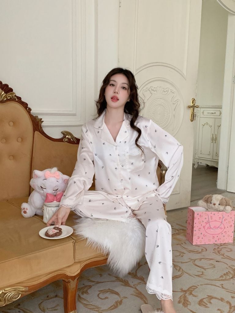 Bộ Pyjama Lụa Băng TD51 Shury Store Home Wear Họa Tiết Nơ Xinh Nền Trắng Kem Sang Trọng Size M L XL