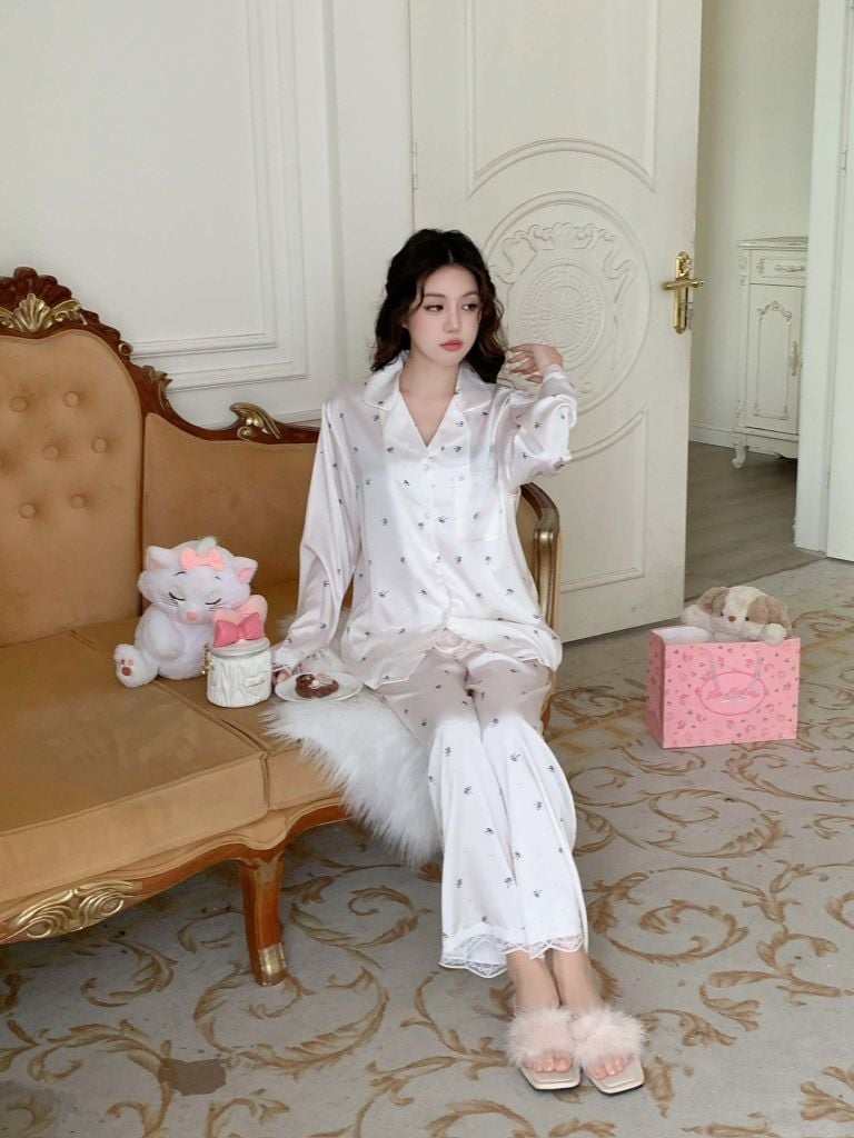 Bộ Pyjama Lụa Băng TD51 Shury Store Home Wear Họa Tiết Nơ Xinh Nền Trắng Kem Sang Trọng Size M L XL