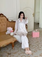 Bộ Pyjama Lụa Băng TD51 Shury Store Home Wear Họa Tiết Nơ Xinh Nền Trắng Kem Sang Trọng Size M L XL