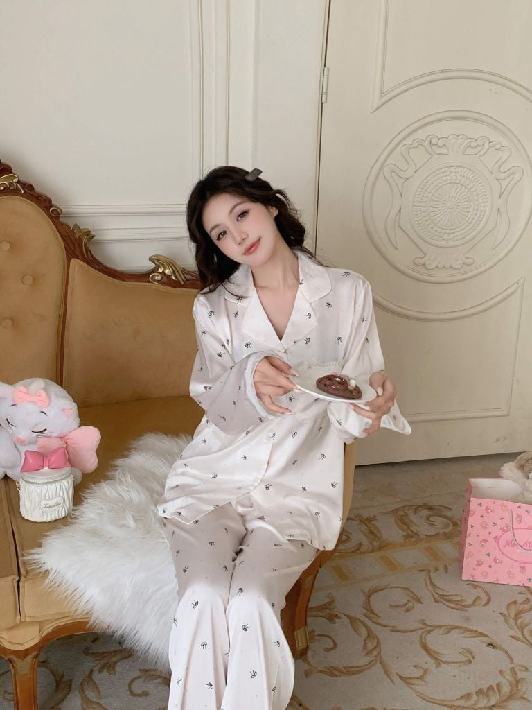 Bộ Pyjama Lụa Băng TD51 Shury Store Home Wear Họa Tiết Nơ Xinh Nền Trắng Kem Sang Trọng Size M L XL