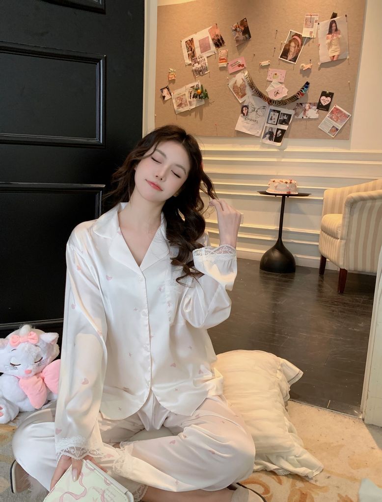 Bộ Pyjama Lụa Băng TD33 Shury Store Home Wear Họa Tiết Trái Dâu Xinh Xắn Nền Trắng Kem, Form Dài