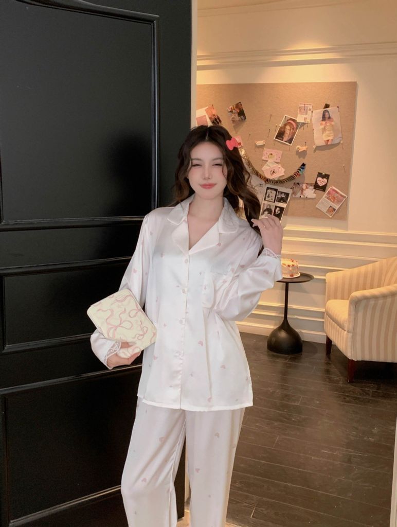 Bộ Pyjama Lụa Băng TD33 Shury Store Home Wear Họa Tiết Trái Dâu Xinh Xắn Nền Trắng Kem, Form Dài