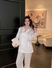 Bộ Pyjama Lụa Băng TD33 Shury Store Home Wear Họa Tiết Trái Dâu Xinh Xắn Nền Trắng Kem, Form Dài