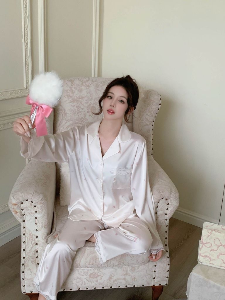 Bộ Pyjama Lụa Băng TD33 Shury Store Home Wear Họa Tiết Trái Dâu Xinh Xắn Nền Trắng Kem, Form Dài