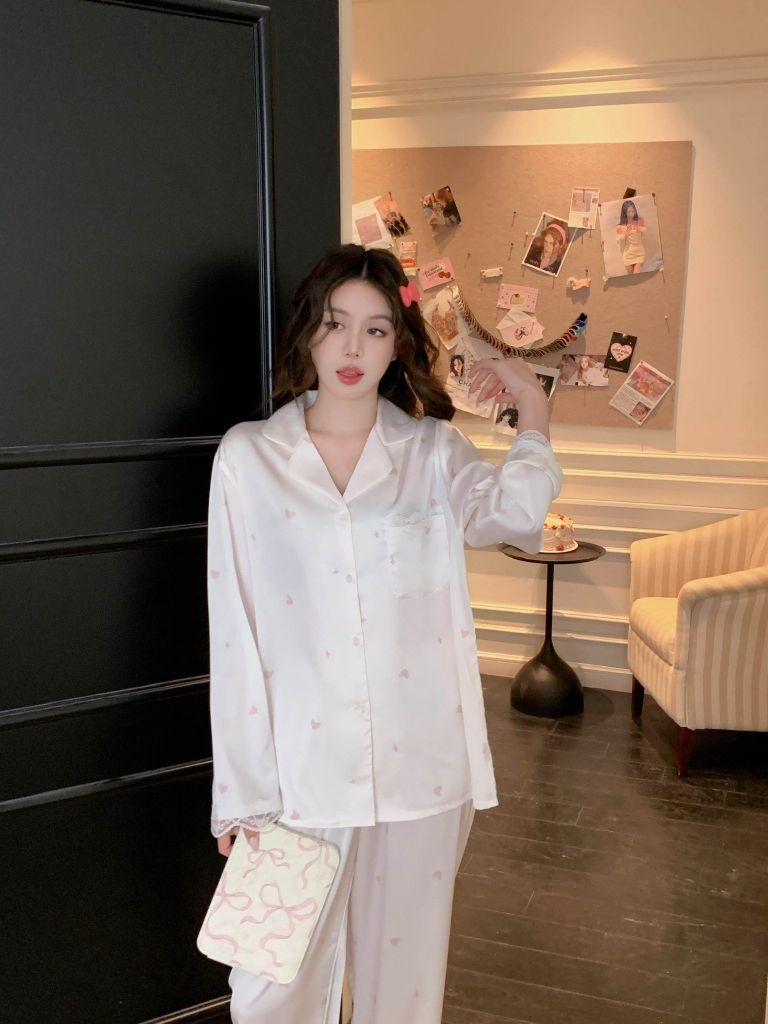 Bộ Pyjama Lụa Băng TD33 Shury Store Home Wear Họa Tiết Trái Dâu Xinh Xắn Nền Trắng Kem, Form Dài