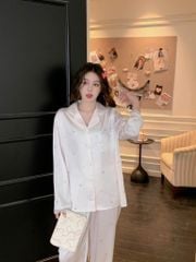 Bộ Pyjama Lụa Băng TD33 Shury Store Home Wear Họa Tiết Trái Dâu Xinh Xắn Nền Trắng Kem, Form Dài