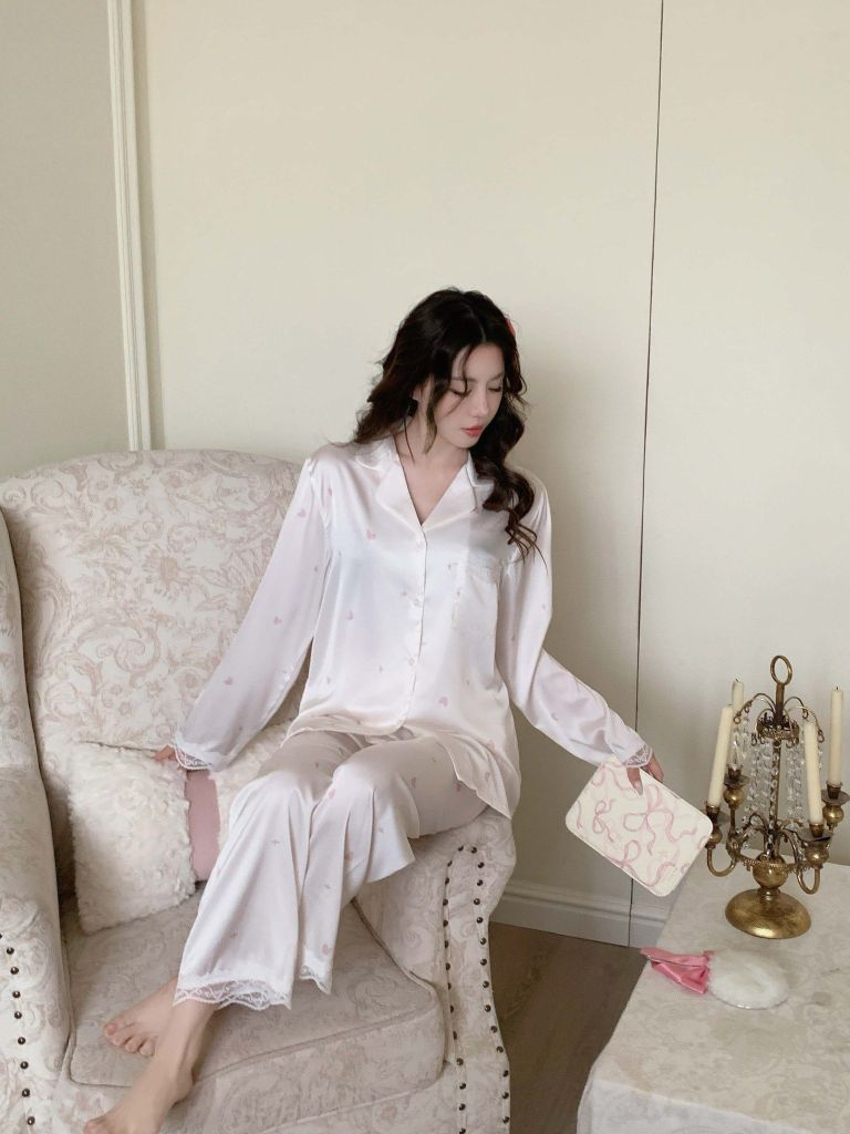 Bộ Pyjama Lụa Băng TD33 Shury Store Home Wear Họa Tiết Trái Dâu Xinh Xắn Nền Trắng Kem, Form Dài