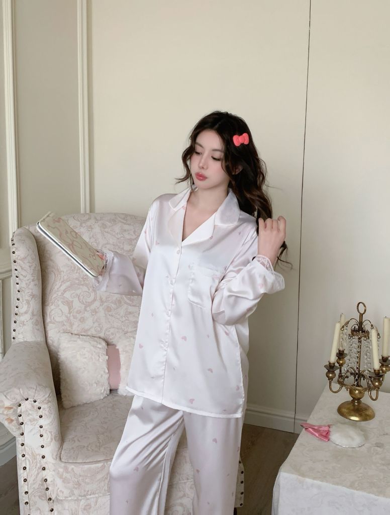 Bộ Pyjama Lụa Băng TD33 Shury Store Home Wear Họa Tiết Trái Dâu Xinh Xắn Nền Trắng Kem, Form Dài