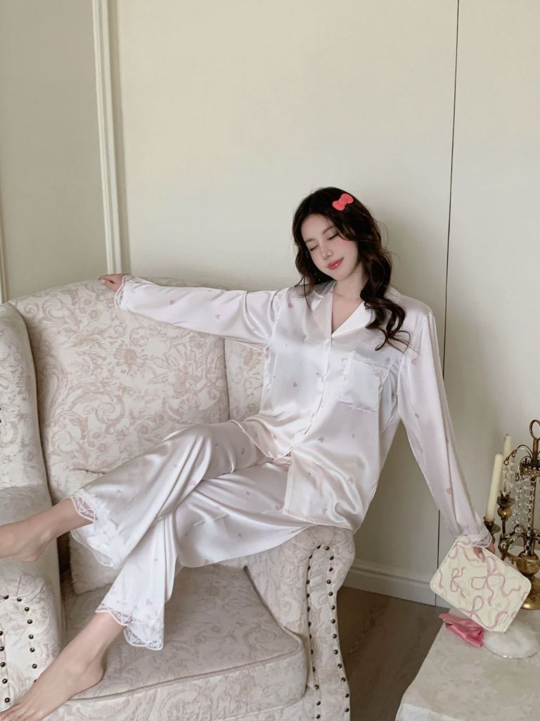Bộ Pyjama Lụa Băng TD33 Shury Store Home Wear Họa Tiết Trái Dâu Xinh Xắn Nền Trắng Kem, Form Dài