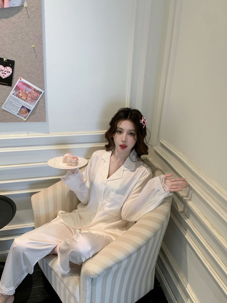 Bộ đồ ngủ lụa băng cao cấp họa tiết bi tím Shury Store Home Wear TD50 Pyjama dài tay trắng kem