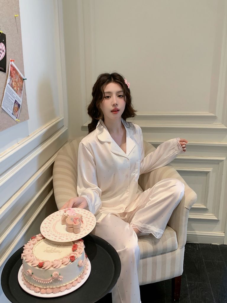 Bộ đồ ngủ lụa băng cao cấp họa tiết bi tím Shury Store Home Wear TD50 Pyjama dài tay trắng kem