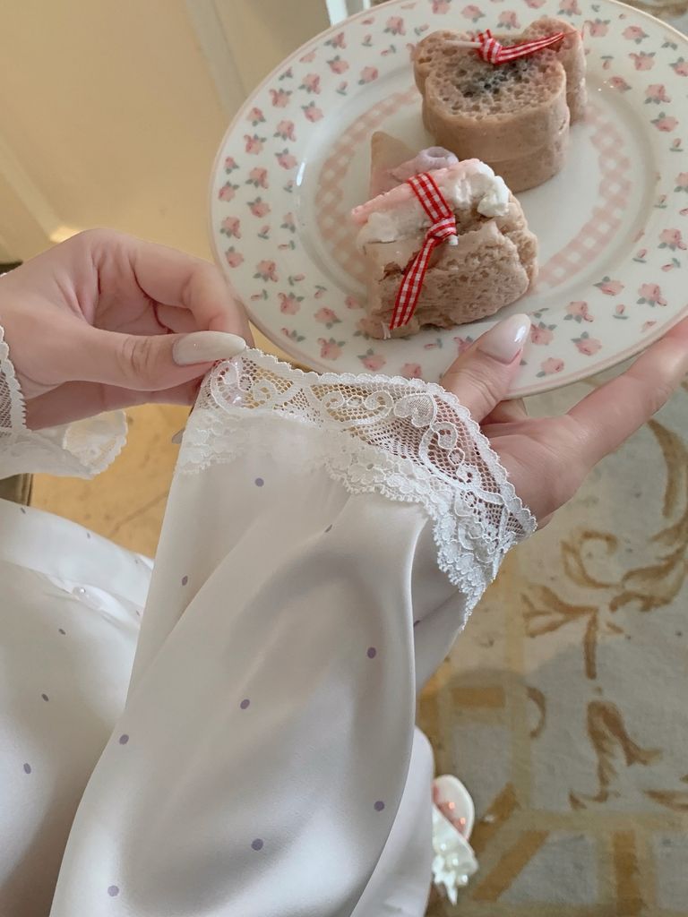 Bộ đồ ngủ lụa băng cao cấp họa tiết bi tím Shury Store Home Wear TD50 Pyjama dài tay trắng kem