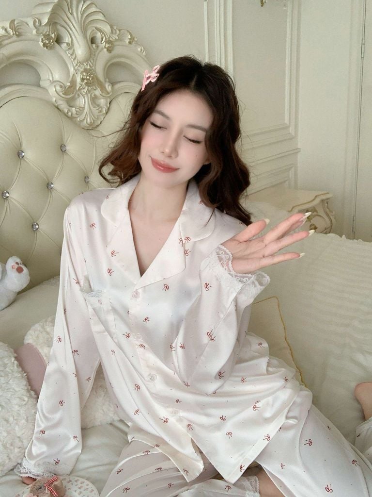 Bộ Pyjama Lụa Băng Họa Tiết Nơ Trắng Kem TD09 Shury Store Home Wear Lụa Mềm Mát Mặc Nhà Cao Cấp