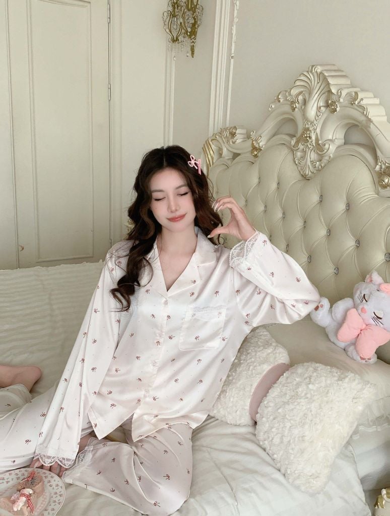 Bộ Pyjama Lụa Băng Họa Tiết Nơ Trắng Kem TD09 Shury Store Home Wear Lụa Mềm Mát Mặc Nhà Cao Cấp