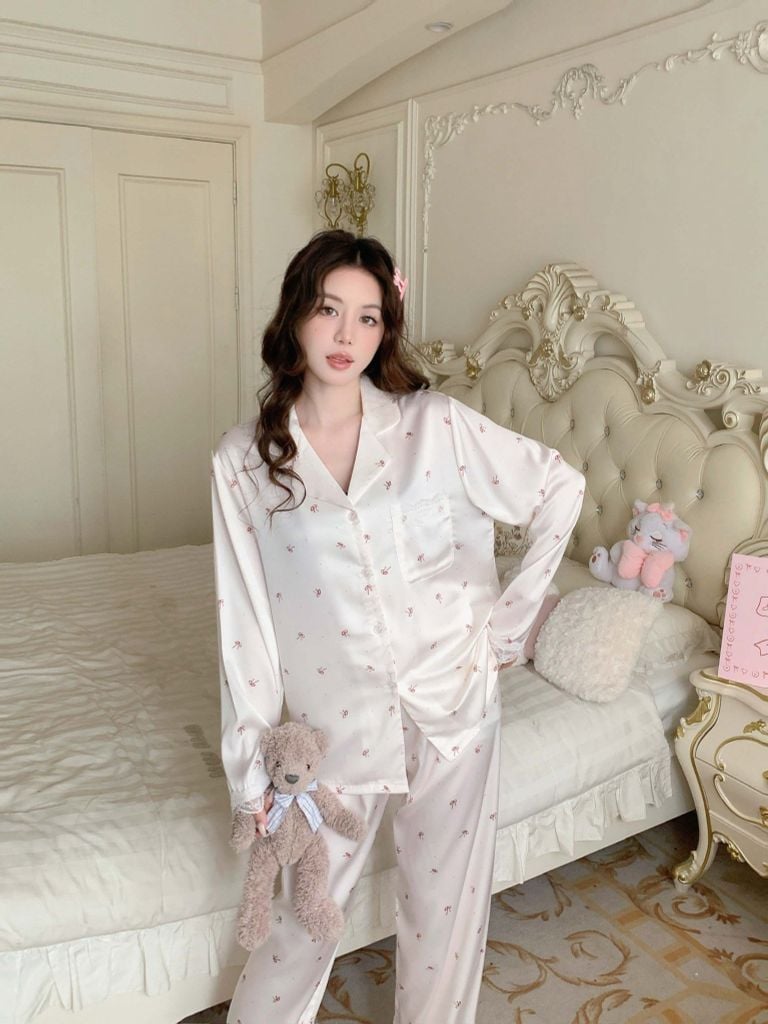 Bộ Pyjama Lụa Băng Họa Tiết Nơ Trắng Kem TD09 Shury Store Home Wear Lụa Mềm Mát Mặc Nhà Cao Cấp