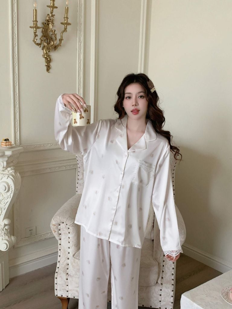 Bộ đồ ngủ TD38 lụa băng Shury Store Home Wear Pyjama dài tay họa tiết trái tim gấu nền trắng kem
