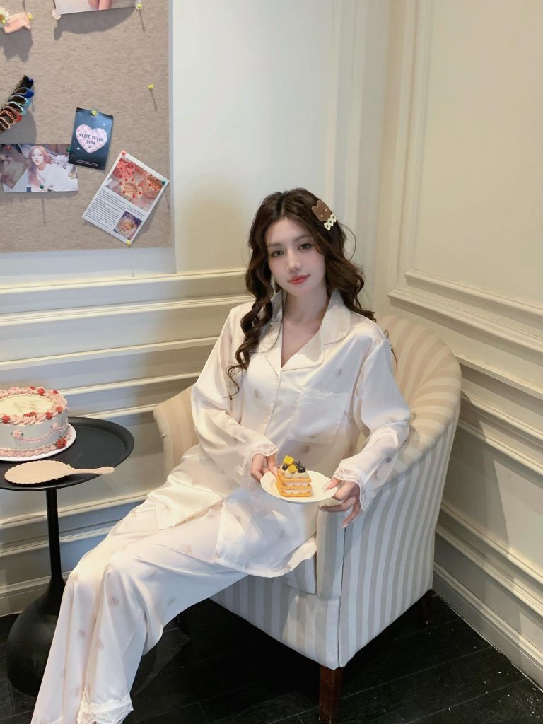 Bộ đồ ngủ TD38 lụa băng Shury Store Home Wear Pyjama dài tay họa tiết trái tim gấu nền trắng kem