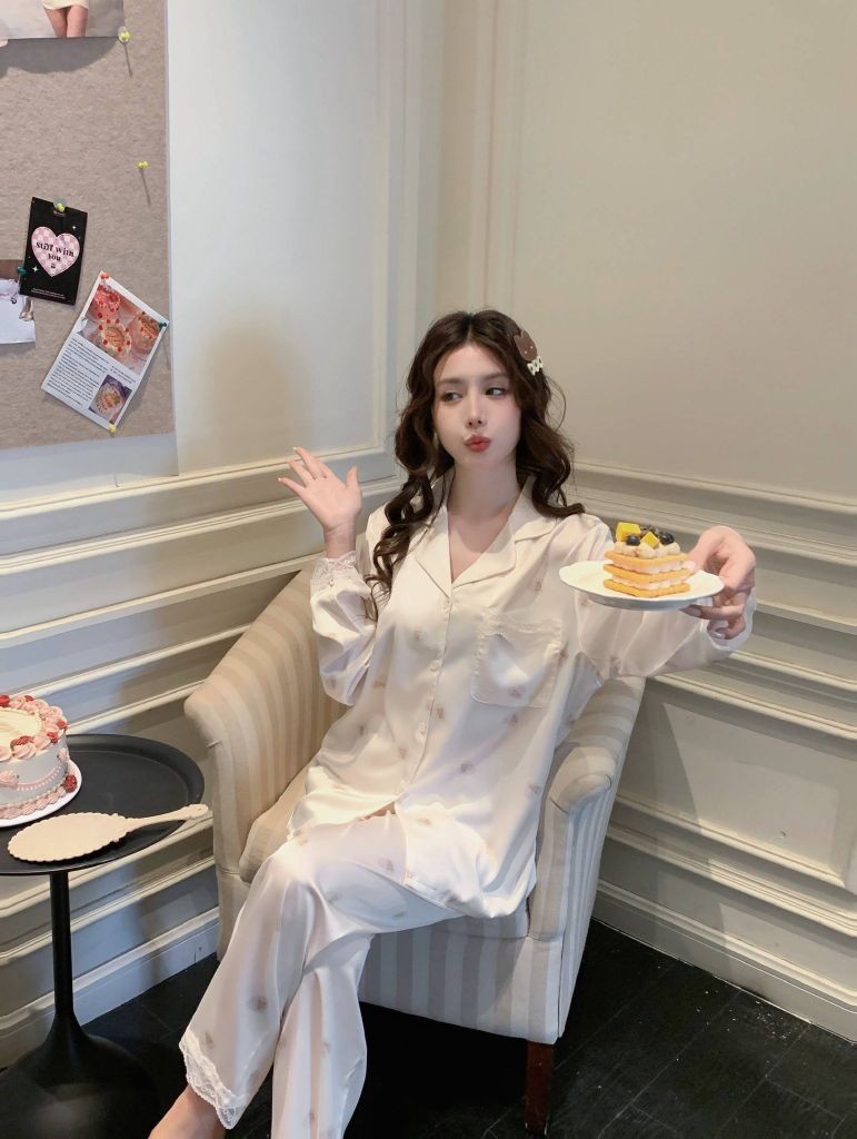 Bộ đồ ngủ TD38 lụa băng Shury Store Home Wear Pyjama dài tay họa tiết trái tim gấu nền trắng kem
