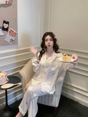 Bộ đồ ngủ TD38 lụa băng Shury Store Home Wear Pyjama dài tay họa tiết trái tim gấu nền trắng kem