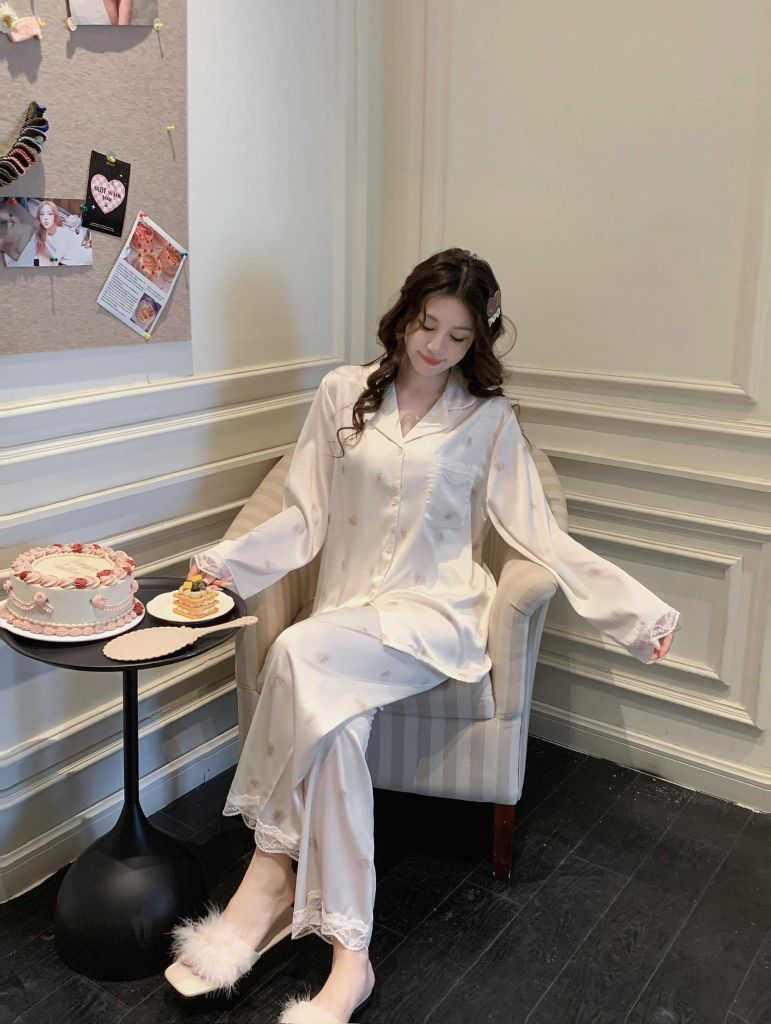 Bộ đồ ngủ TD38 lụa băng Shury Store Home Wear Pyjama dài tay họa tiết trái tim gấu nền trắng kem