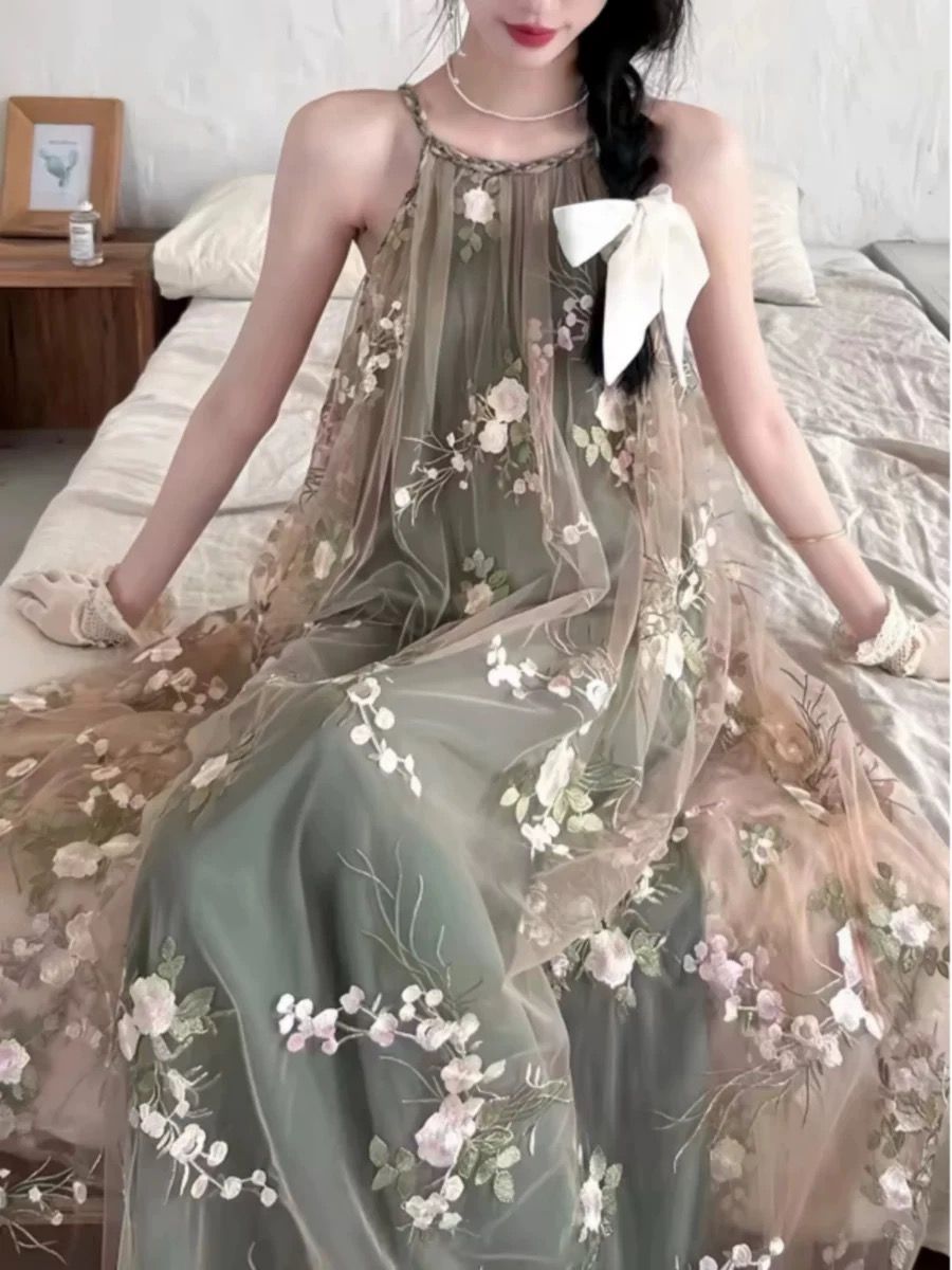 Đầm Xanh Rêu Dây Thêu Hoa Hồng