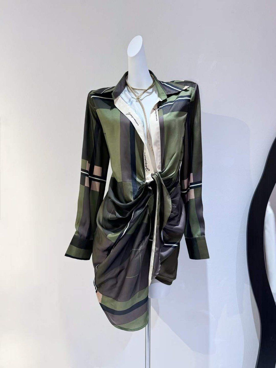 Đầm Lụa Hở Ngực