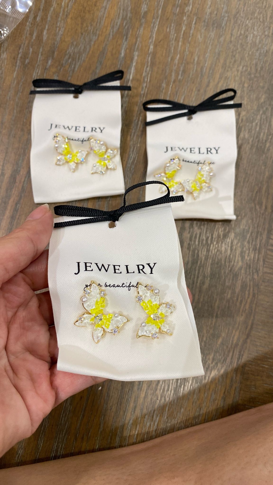 Bông Tai Bướm Vàng