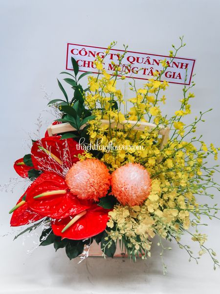  LA041 - Lẵng Gỗ Mix Lan Vũ Nữ (Lan Taka) Vàng, Cúc Mẫu Đơn Và Môn Đỏ 