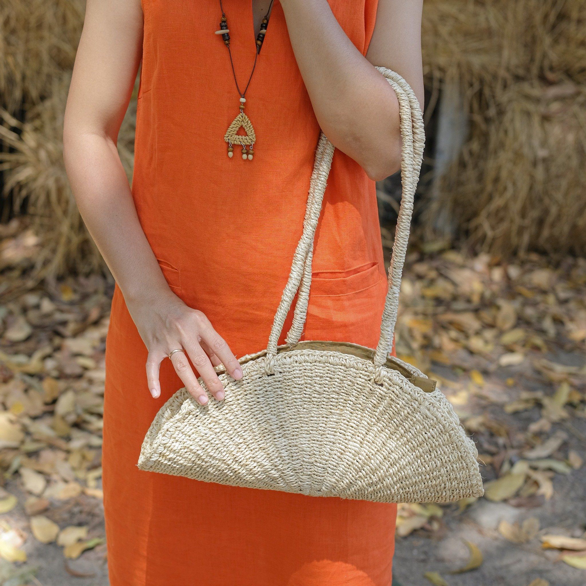 Túi Cói Abaca Xách Tay Hình Bán Nguyệt Quai Cói