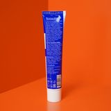Kem dưỡng tay với lớp Vaseline bảo vệ