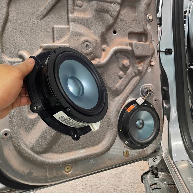 Loa xe hơi Harman Kardon Logic7