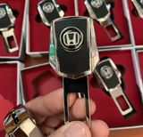 Chốt cài dây an toàn cho xe ô tô, chốt khóa ngắt chông an toàn cao cấp loại có khe cắm chồng logo hãng xe