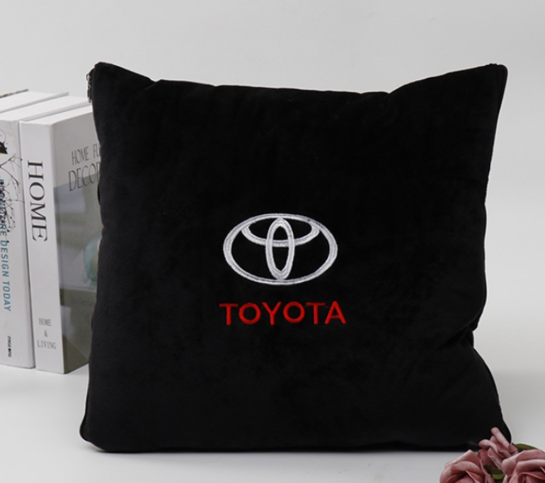 chăn ô tô kiêm gối gấp gọn toyota
