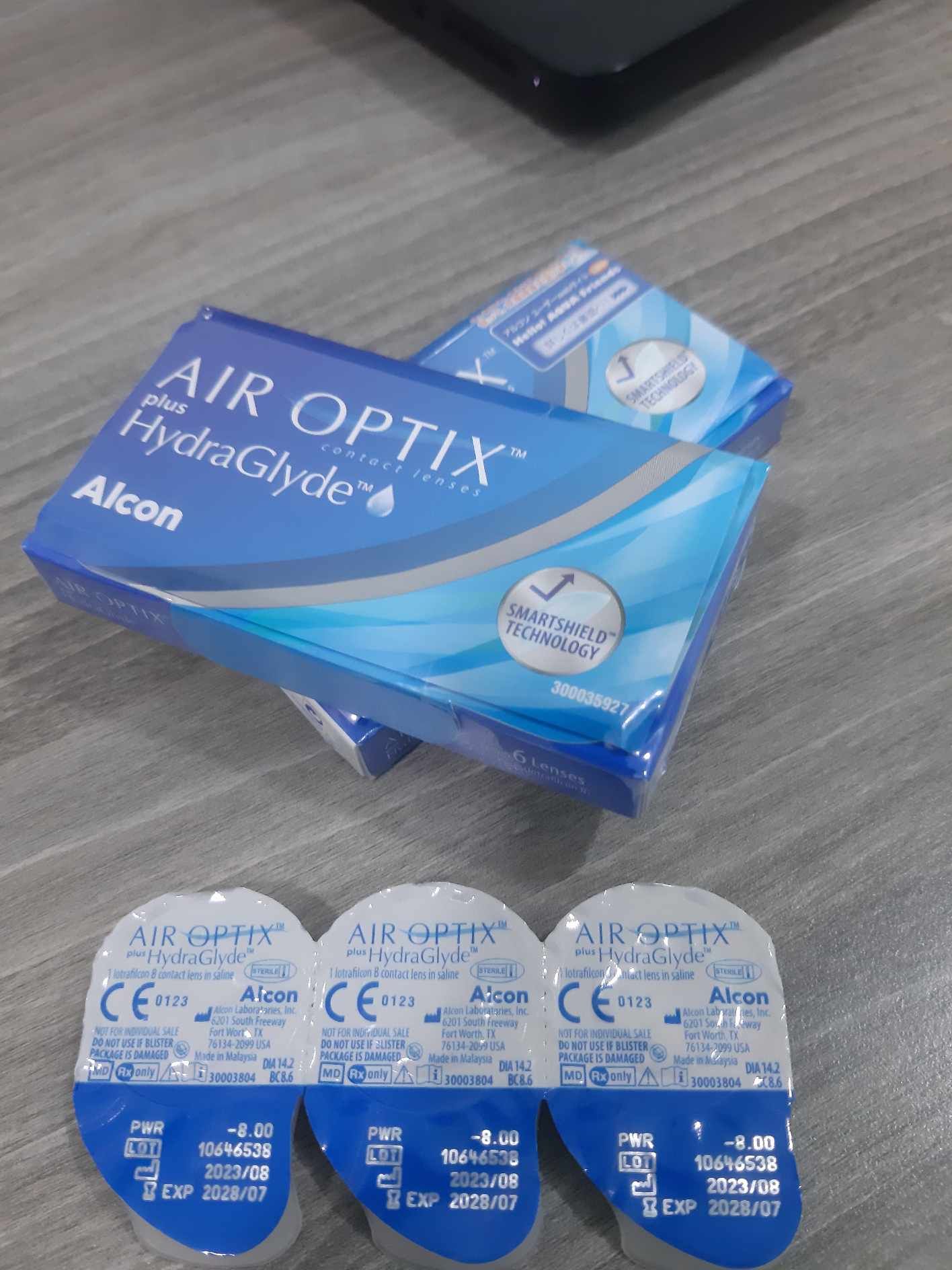 Kính Áp Tròng Không Màu ALCON AIR OPTIX Plus HydraGlyde