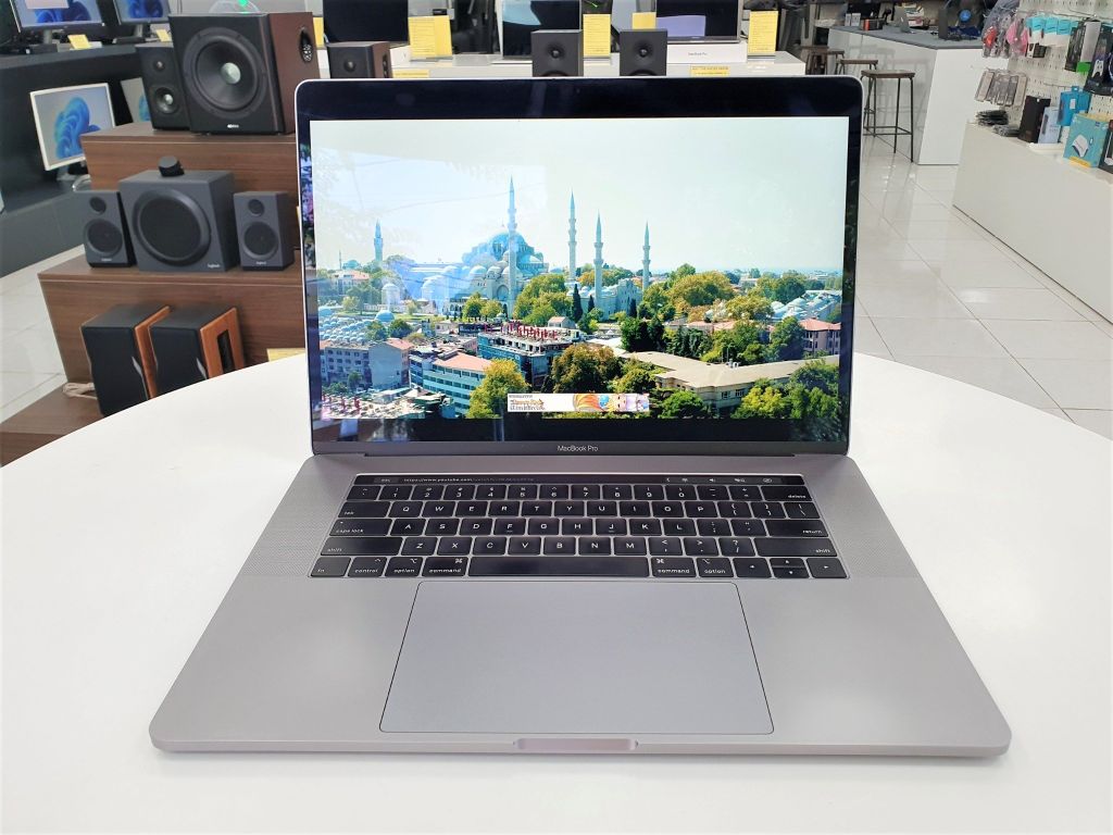 MacBook Pro 2018 15 inch ( 2.9Ghz i9/ 32GB Ram/ 512GB SSD/ Radeon Vega 20/ Gray) - Like New 99%