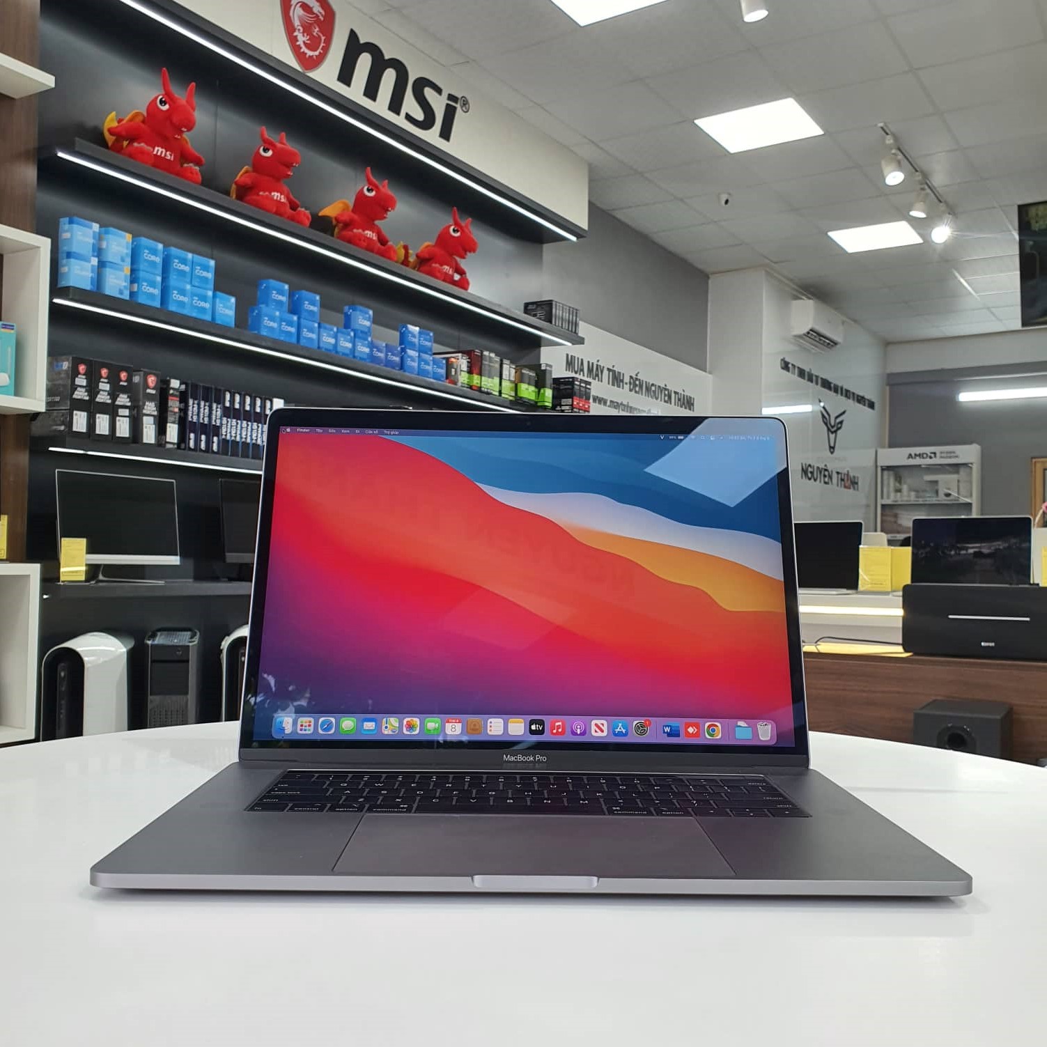 MacBook Pro 2018 15 inch ( 2.9Ghz i9/ 32GB Ram/ 1TB SSD/ Radeon Vega 1