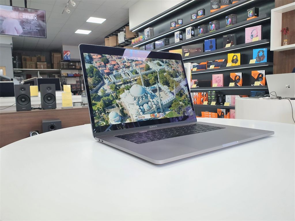 MacBook Pro 2018 15 inch ( 2.9Ghz i9/ 32GB Ram/ 512GB SSD/ Radeon Vega 20/ Gray) - Like New 99%