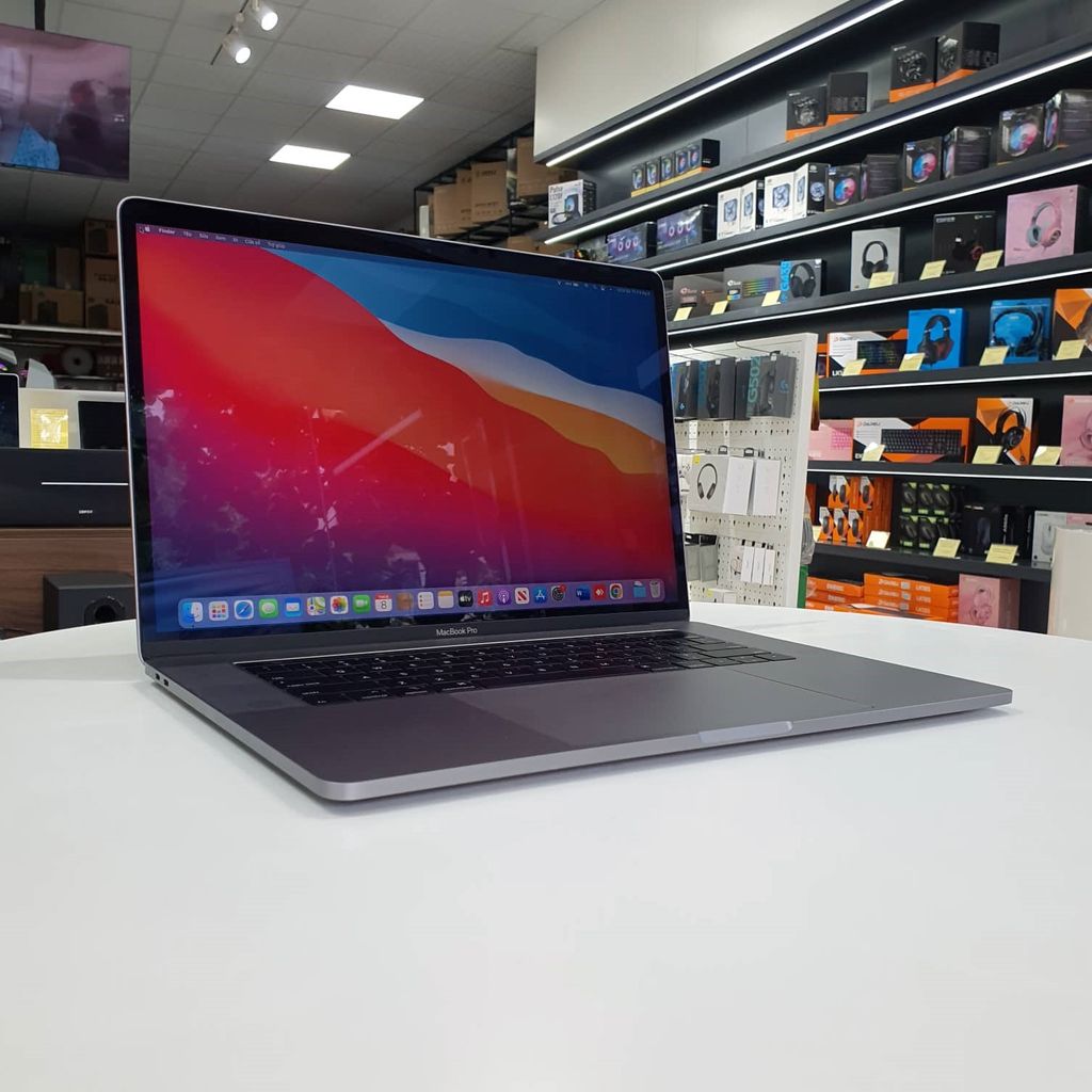 MacBook Pro 2018 15 inch ( 2.9Ghz i9/ 32GB Ram/ 1TB SSD/ Radeon Vega 16/ Gray) - Like New 99%