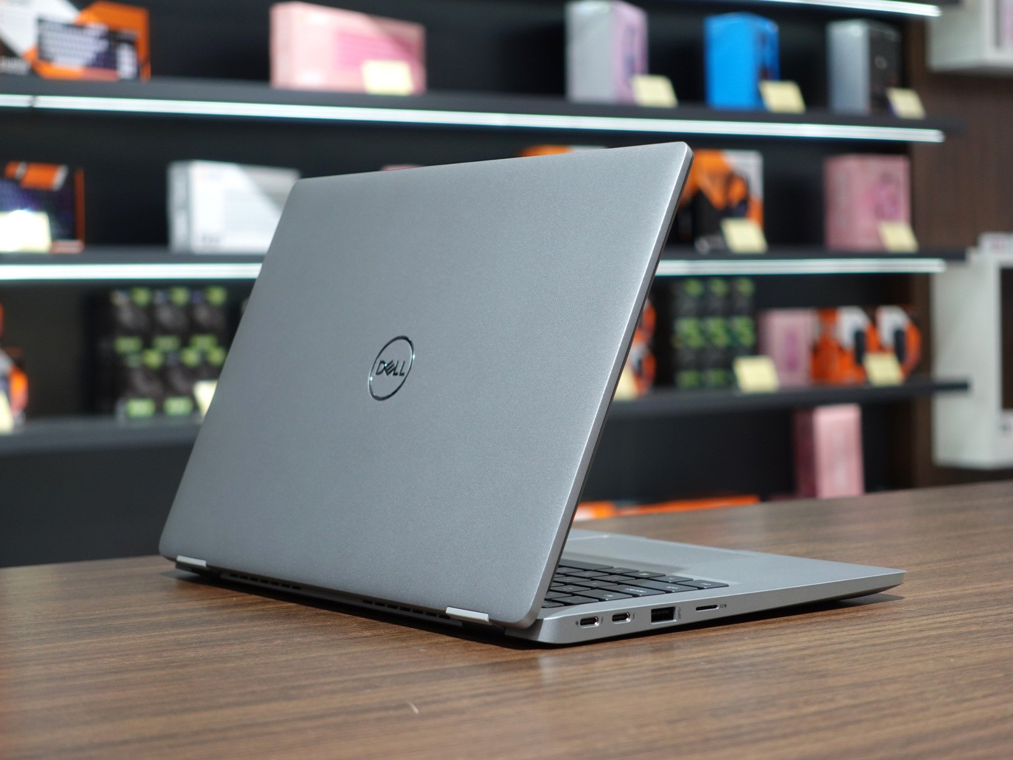 Laptop Dell Latitude 5320 Core i7 ram 8G giá tốt tại Nguyên Laptop Dell Latitude 5320 Core i7 ram 8G giá tốt tại Nguyên