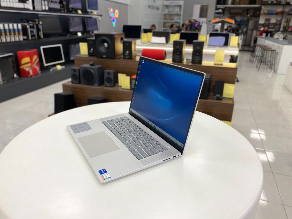 Laptop Dell Inspiron 5620(Core i7 - 1260P | 16GB | 1TB | GeForce MX570 2GB| 16