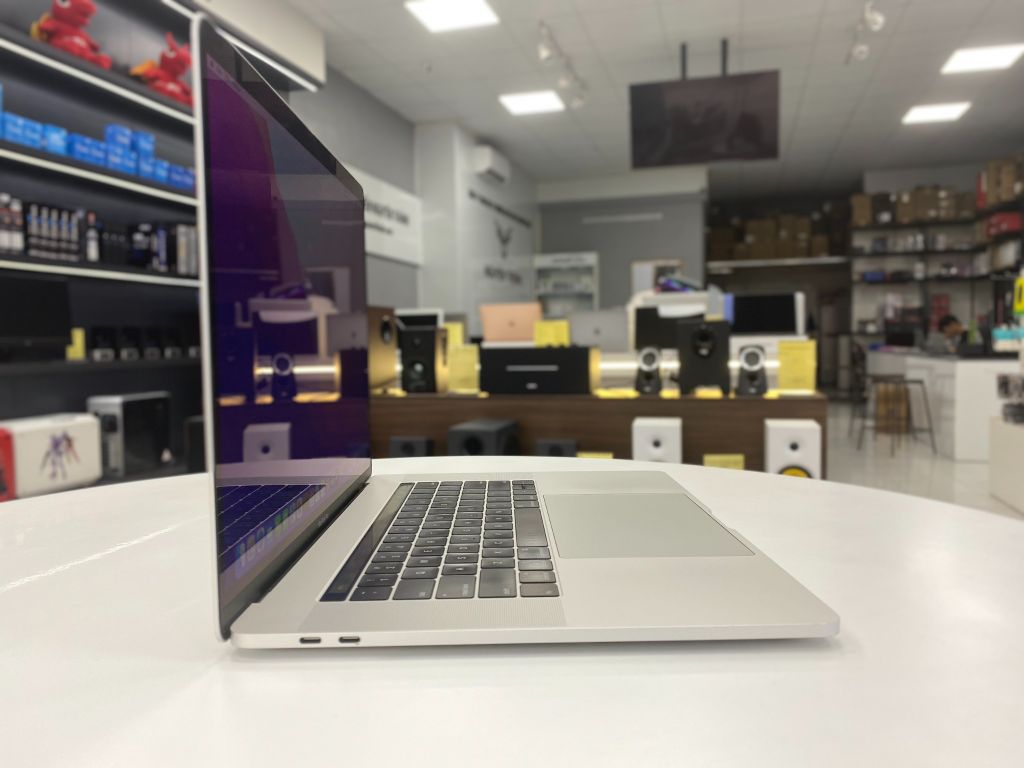 Macbook Pro 15 inch 2018 MR932 Core I9 2.9Ghz 16GB SSD 256GB AMD PRO 555X 4GB Key US New 99%