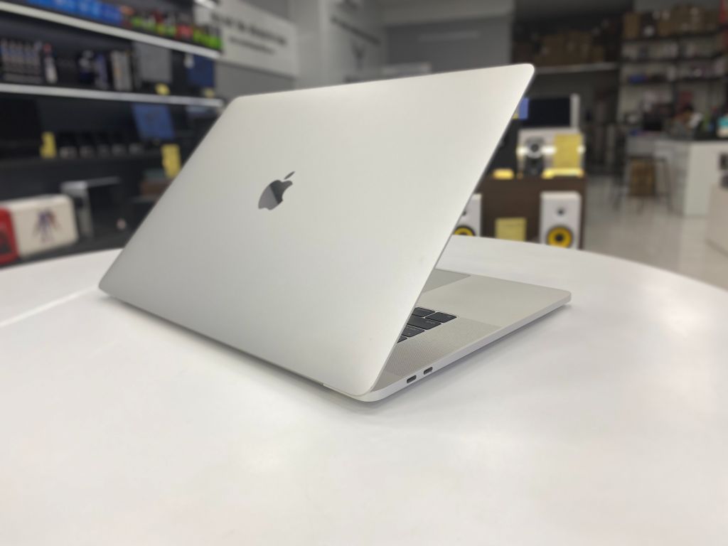 Macbook Pro 15 inch 2018 MR932 Core I9 2.9Ghz 16GB SSD 256GB AMD PRO 555X 4GB Key US New 99%