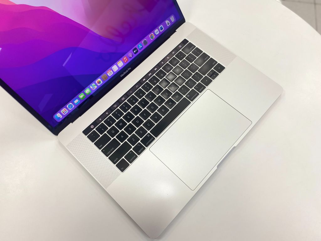 Macbook Pro 15 inch 2018 MR932 Core I9 2.9Ghz 16GB SSD 256GB AMD PRO 555X 4GB Key US New 99%