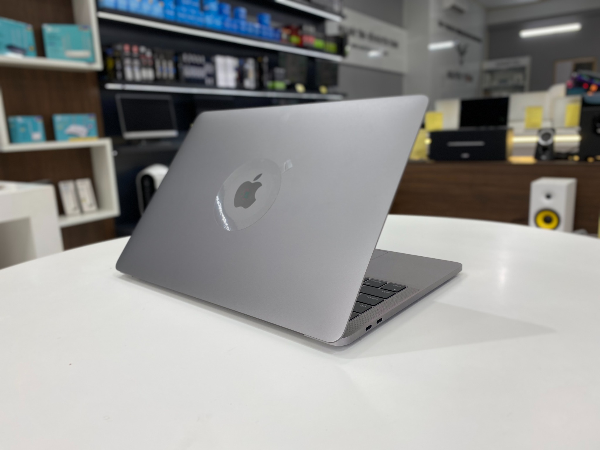 MacBook Pro 13-Inch 2016 Touch Bar (Core i5 2.9GHz/ Ram 8GB MacBook Pro 13-Inch 2016 Touch Bar (Core i5 2.9GHz/ Ram 8GB